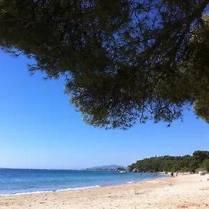 De Au Calme Proche De La Villa